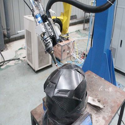 Raycus Laser Source 6 Axis 3D Robot Laser Cutter uso para el casco de fibra de vidrio, el casco de fibra de carbono, el casco Kevlar, etc.