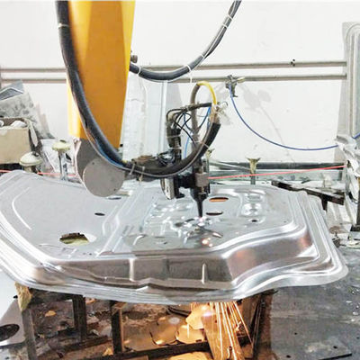 Máquina de corte por láser 3D utilizada para cortar bordes y agujeros de varias piezas de estiramiento de chapa metálica y partes de recubrimiento